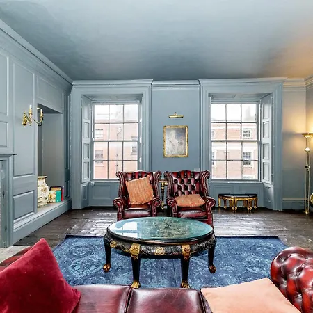 Leinster Apartment, 7 Henrietta Street, Centre Apartment *